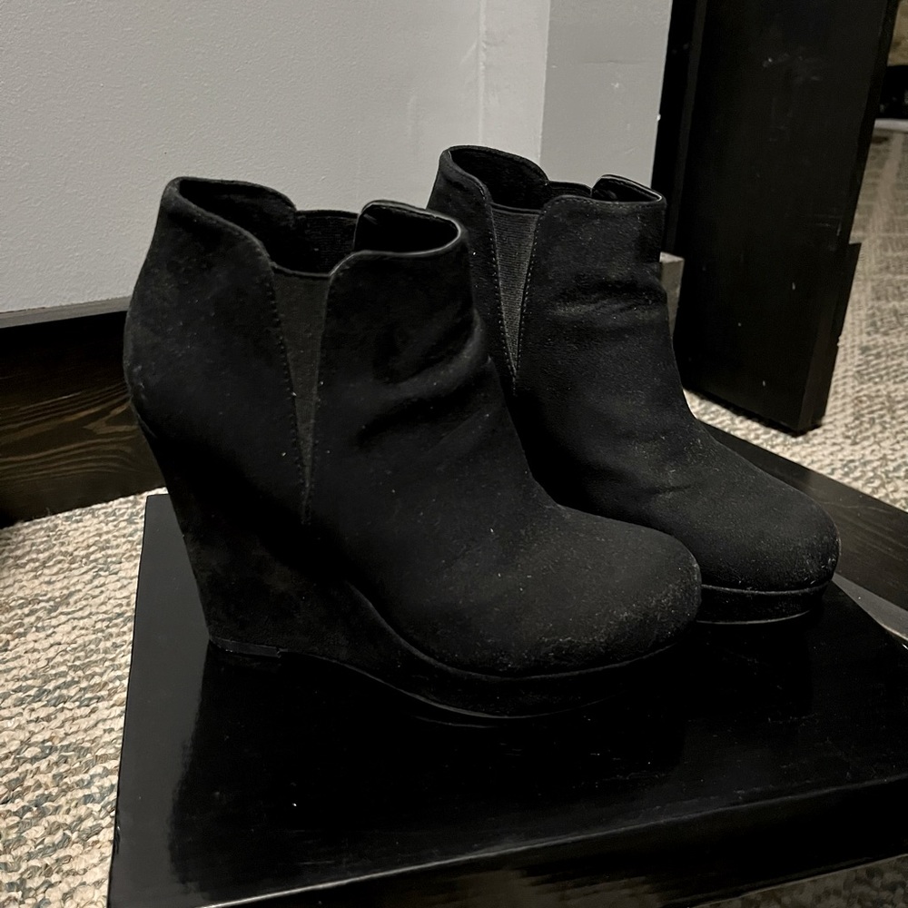 XAPPEAL black wedge boots size 6
*PRICE FIRM*
